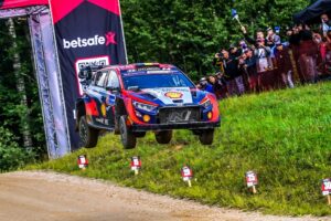 WRC Rally Estonia (PS1): Neuville davanti a Evans