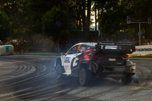 WRC Estonia: Solberg non si ferma, Neuville 10″ di penalità